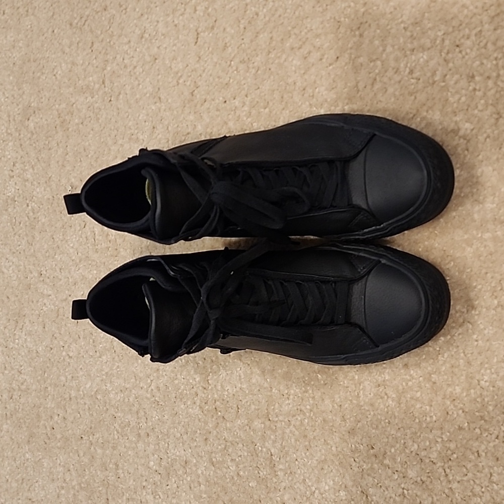 Converse Chuck Taylor All Star Selene Leather in Black. Womens size 8.